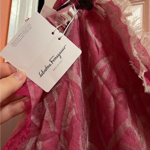 SALVATORE FERRAGAMO 65%wool 35%silk Square Lettering Scarf NWT. MADE IN ITALY - Picture 6 of 12